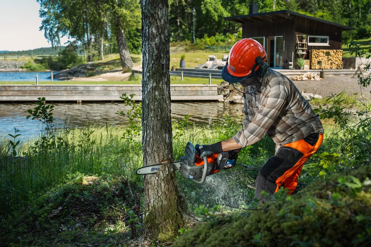 Husqvarna 242i Battery Chainsaw Kit